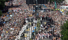 Une foule rassemblée au passage du pape Léon XIV lors de la procession du Corpus Christi après une gigantesque messe célébrée place de Cibeles, dans le centre de Madrid, le 7 juin 2026 ( AFP / Pierre-Philippe MARCOU )