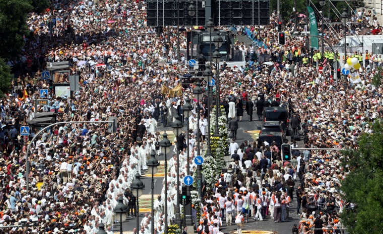 Une foule rassemblée au passage du pape Léon XIV lors de la procession du Corpus Christi après une gigantesque messe célébrée place de Cibeles, dans le centre de Madrid, le 7 juin 2026 ( AFP / Pierre-Philippe MARCOU )
