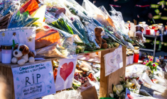 Photo le 4 janvier 2026 de fleurs et messages en hommage aux victimes de l'incendie d'un bar à Crans-Montana, en Suisse ( AFP / MAXIME SCHMID )