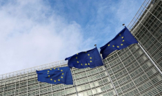Les drapeaux de l'UE flottent devant la Commission européenne à Bruxelles