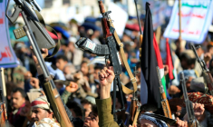 Des Houthis brandissent leurs armes lors d'un rassemblement de solidarité avec l'Iran, à Sanaa, au Yémen, le 27 mars 2026 ( AFP / Mohammed HUWAIS )