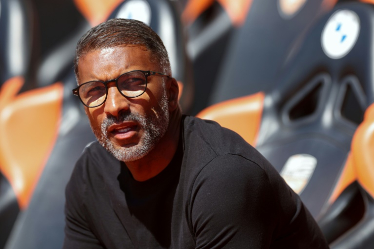 L'entraîneur de Rennes Habib Beye lors de la large défaite subie à Lorient, le 24 août 2025 ( AFP / Fred TANNEAU )