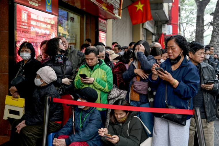La file d'attente devant  une bijouterie de Hanoï, au Vietnam, le 27 janvier 2026 ( AFP / Nhac NGUYEN )