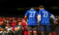 Des participants aux universités d'été de LFI portent des maillots de football LFI floqués "Mélenchon 27" à Châteauneuf-sur-Isère, dans la Drôme, le 22 août 2026  ( AFP / OLIVIER CHASSIGNOLE )
