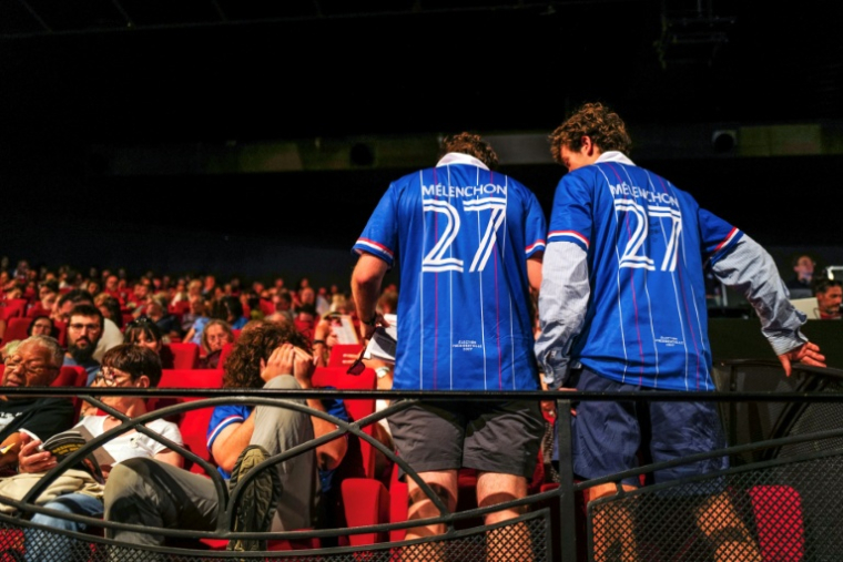 Des participants aux universités d'été de LFI portent des maillots de football LFI floqués "Mélenchon 27" à Châteauneuf-sur-Isère, dans la Drôme, le 22 août 2026  ( AFP / OLIVIER CHASSIGNOLE )