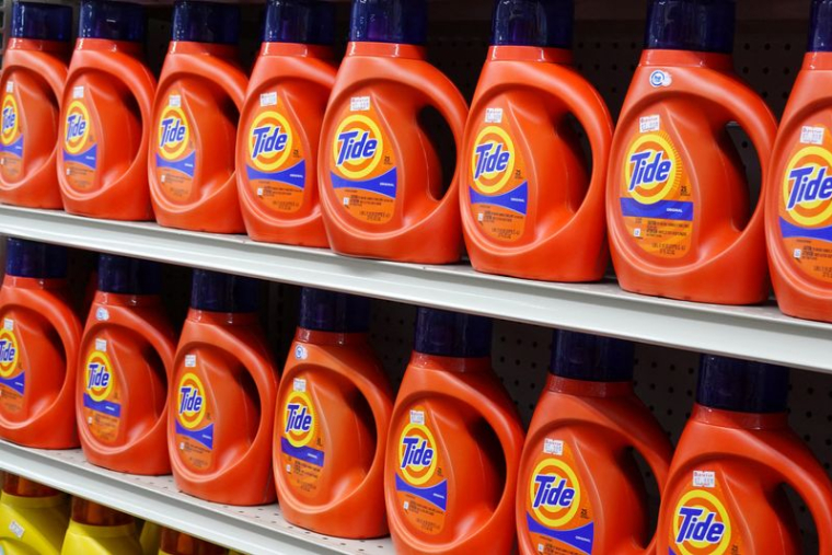 Le détergent Tide, une marque détenue par Procter & Gamble, est vu en vente dans un magasin à Manhattan