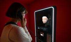 Une visiteuse s'adresse à un chaman IA, le 15 avril 2026 à Séoul ( AFP / Jung Yeon-je )