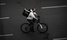 Le management via l'intelligence artificielle des plateformes comme Uber Eats ou Deliveroo, fait peser des risques sur la santé des livreurs de repas à domicile, alerte l'Anses ( AFP / Philippe LOPEZ )