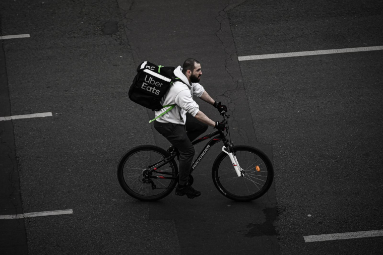 Le management via l'intelligence artificielle des plateformes comme Uber Eats ou Deliveroo, fait peser des risques sur la santé des livreurs de repas à domicile, alerte l'Anses ( AFP / Philippe LOPEZ )