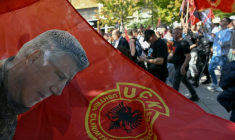 Des Albanais du Kosovo rassemblés à Pristina le 16 septembre 2026, dans l'attente du verdict du procès de l'ex-président Hashim Thaçi et de trois chefs de l'ancienne guérilla ( AFP / Elvis BARUKCIC )