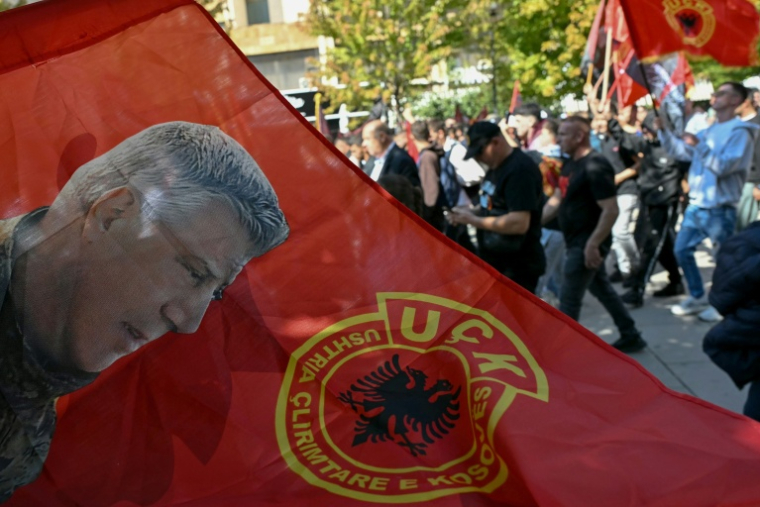 Des Albanais du Kosovo rassemblés à Pristina le 16 septembre 2026, dans l'attente du verdict du procès de l'ex-président Hashim Thaçi et de trois chefs de l'ancienne guérilla ( AFP / Elvis BARUKCIC )