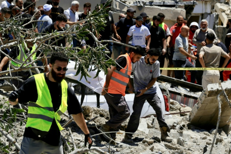 Des secouristes évacuent un corps des lieux d'une frappe israélienne à Qennarit, dans le sud du Liban, le 20 juin 2026 ( AFP / - )