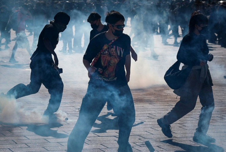 Gaz lacrymogènes lors d'une manifestation contre la vie chère à Marseille, le 17 octobre 2026 ( AFP / Thibaud MORITZ )