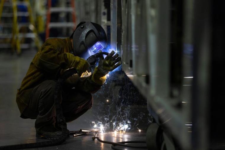 Un soudeur à l'usine de bus électriques BYD à Lancaster, en Californie