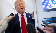Donald Trump à bord d'Air Force One, le 12 octobre 2025. ( AFP / SAUL LOEB )