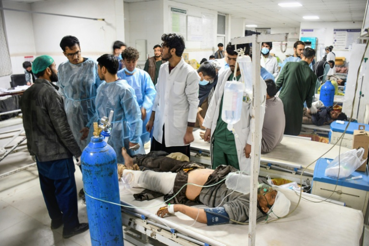 Des membres du personnel médical soignent des blessés dans un hôpital après le tremblement de terre qui a frappé Mazar-e-Sharif, le 3 novembre 2025 ( AFP / Atif Aryan )