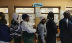 Des électeurs font la queue pour voter lors de l'élection présidentielle, le 13 aoput 2026 à Lusaka, en Zambie ( AFP / GIANLUIGI GUERCIA )