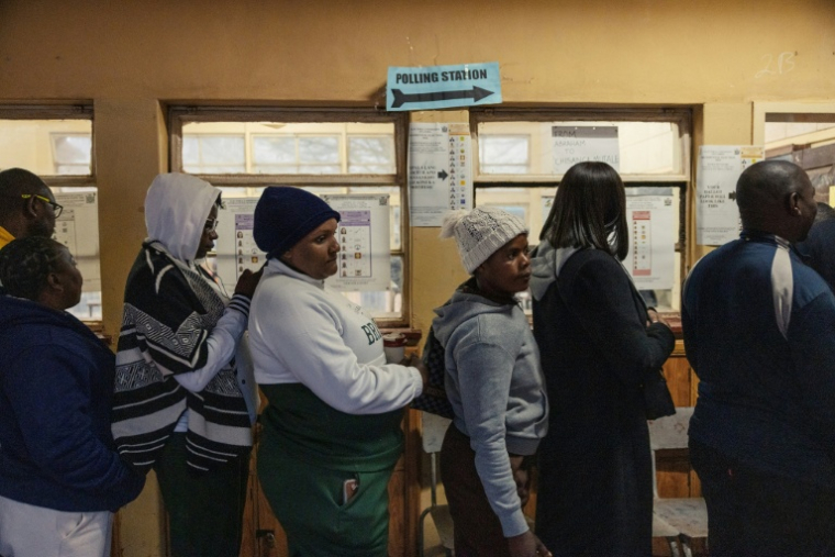 Des électeurs font la queue pour voter lors de l'élection présidentielle, le 13 aoput 2026 à Lusaka, en Zambie ( AFP / GIANLUIGI GUERCIA )