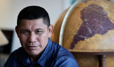 Atxu Marima, ancien membre de la tribu indigène brésilienne Hi-Merima, au siège de l'ONG Survival Inernational, le 25 septembre 2025 à Paris ( AFP / STEPHANE DE SAKUTIN )