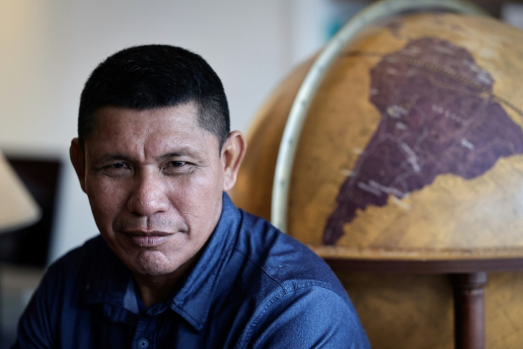 Atxu Marima, ancien membre de la tribu indigène brésilienne Hi-Merima, au siège de l'ONG Survival Inernational, le 25 septembre 2025 à Paris ( AFP / STEPHANE DE SAKUTIN )