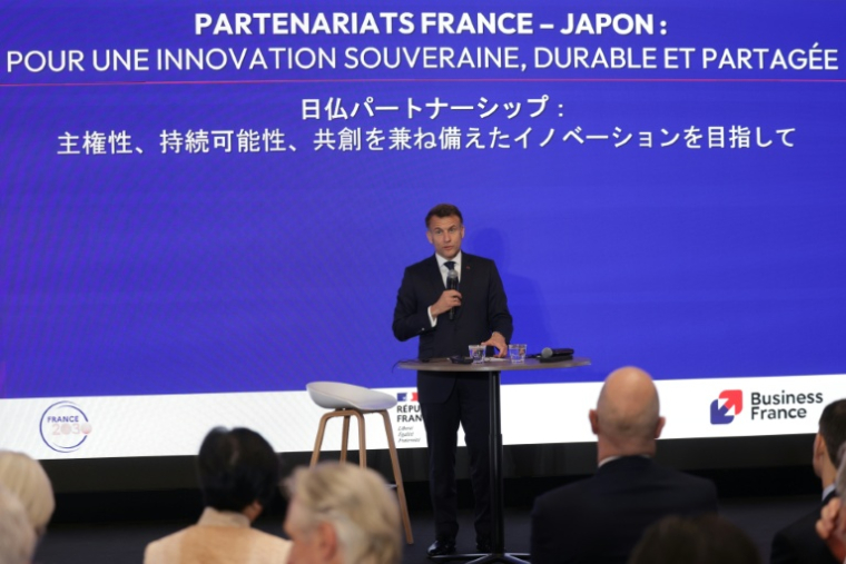 Le président français Emmanuel Macron s'exprime à la Tokyo Innovation Base (TIB) à Tokyo, le 1er avril 2026 ( POOL / Ludovic MARIN )