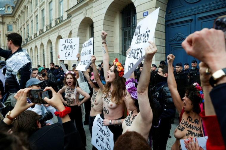 Des membres du groupe international d'activistes féministes radicales FEMEN participent à une manifestation mettant en cause la justice dans l'affaire Lyhanna, place Vendôme, devant le ministère de la Justice à Paris, le 8 juin 2026 ( AFP / GEOFFROY VAN DER HASSELT )