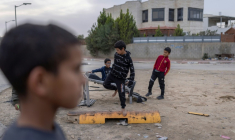 De jeunes Bédouins jouent dans la commune de Tarabine al-Sana, dans le désert du Néguev (sud d'Israël), lors d'une opération de police, le 1er janvier 2026 ( AFP / ILIA YEFIMOVICH )