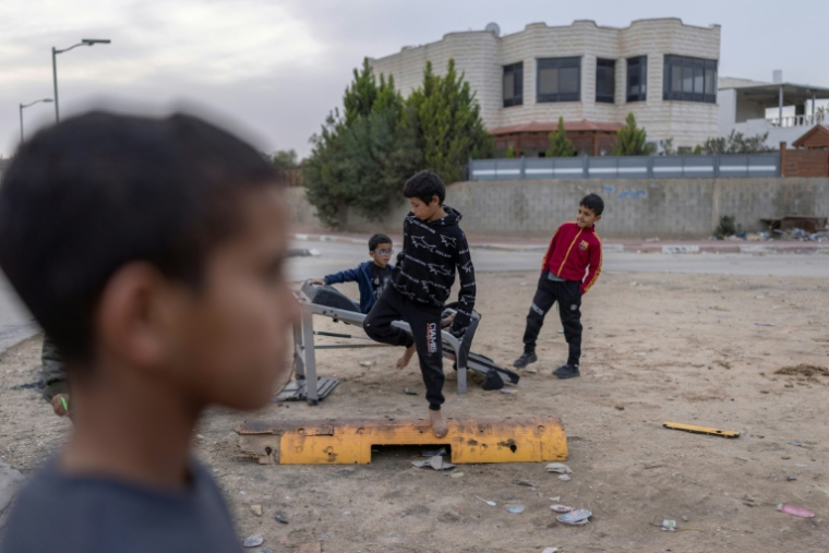 De jeunes Bédouins jouent dans la commune de Tarabine al-Sana, dans le désert du Néguev (sud d'Israël), lors d'une opération de police, le 1er janvier 2026 ( AFP / ILIA YEFIMOVICH )