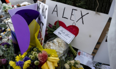 Des messages et des fleurs sur le mémorial improvisé dédié à Alex Pretti, à Minneapolis, dans le Minnesota, le 29 janvier 2026 ( AFP / ROBERTO SCHMIDT )