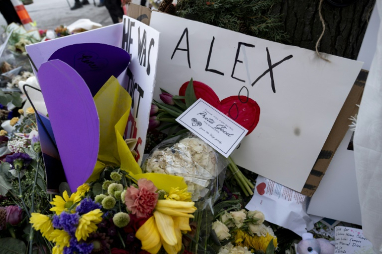 Des messages et des fleurs sur le mémorial improvisé dédié à Alex Pretti, à Minneapolis, dans le Minnesota, le 29 janvier 2026 ( AFP / ROBERTO SCHMIDT )