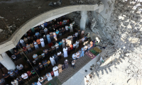 Prière du vendredi dans les ruines de la mosquée Albaani, à Khan Younès, dans le sud de la bande de Gaza, le 17 octobre 2025 ( AFP / Omar AL-QATTAA )