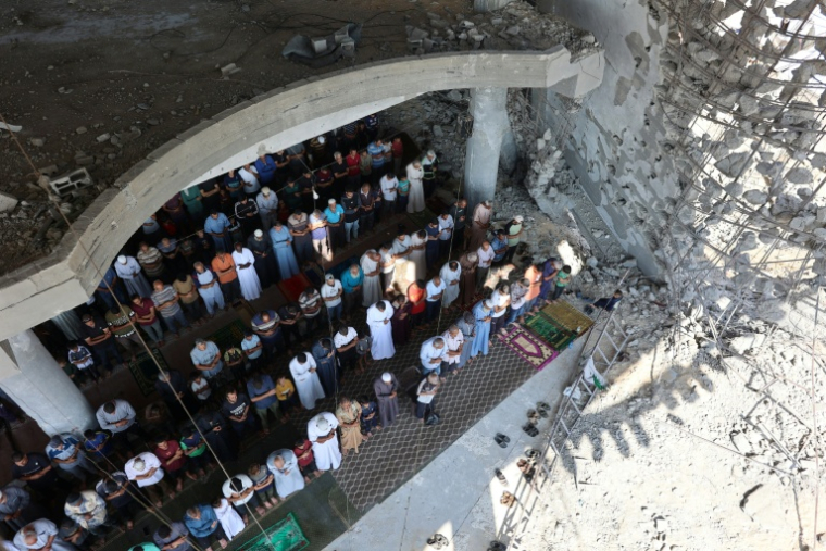 Prière du vendredi dans les ruines de la mosquée Albaani, à Khan Younès, dans le sud de la bande de Gaza, le 17 octobre 2025 ( AFP / Omar AL-QATTAA )