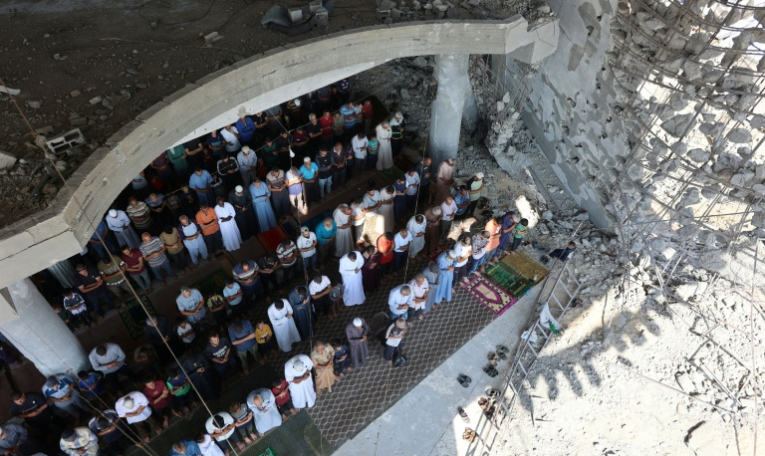 Prière du vendredi dans les ruines de la mosquée Albaani, à Khan Younès, dans le sud de la bande de Gaza, le 17 octobre 2025 ( AFP / Omar AL-QATTAA )