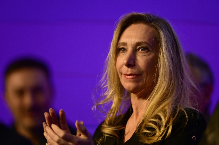 La secrétaire générale de la présidence argentine, Karina Milei, applaudit après les élections provinciales de mi-mandat à La Plata, dans la province de Buenos Aires, le 7 septembre 2025 ( AFP / STRINGER )