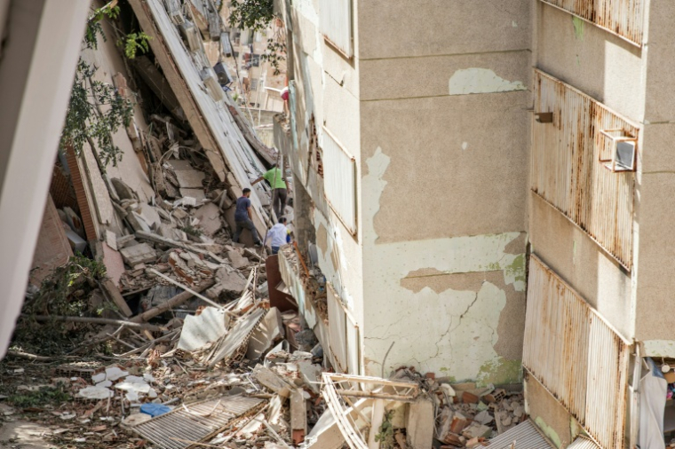 Des personnes recherchent des survivants dans les décombres de bâtiments après deux séismes dévastateuurs, le 25 juin 2026 à Caraballeda, dans l'Etat de La Guaira, au Venezuela ( AFP / Donaldo BARROS )