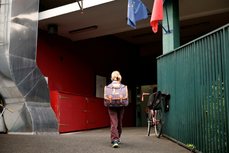 Une élève arrive pour la rentrée scolaire dans une école à Paris le 1er septembre 2026 ( AFP / SIMON WOHLFAHRT )