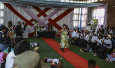 Joyce Malindi, 72 ans, lors du concours de beauté réservé aux grands-mères à Thokoza, en Afrique du Sud, le 13 mai 2025 ( AFP / Phill Magakoe )