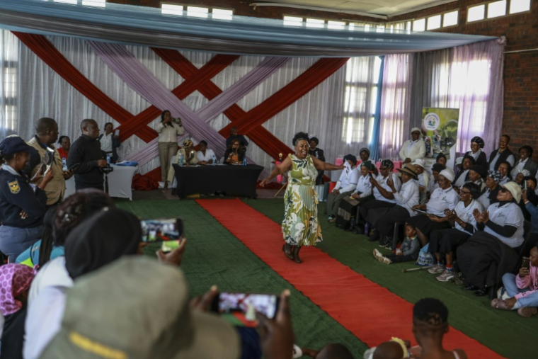 Joyce Malindi, 72 ans, lors du concours de beauté réservé aux grands-mères à Thokoza, en Afrique du Sud, le 13 mai 2025 ( AFP / Phill Magakoe )