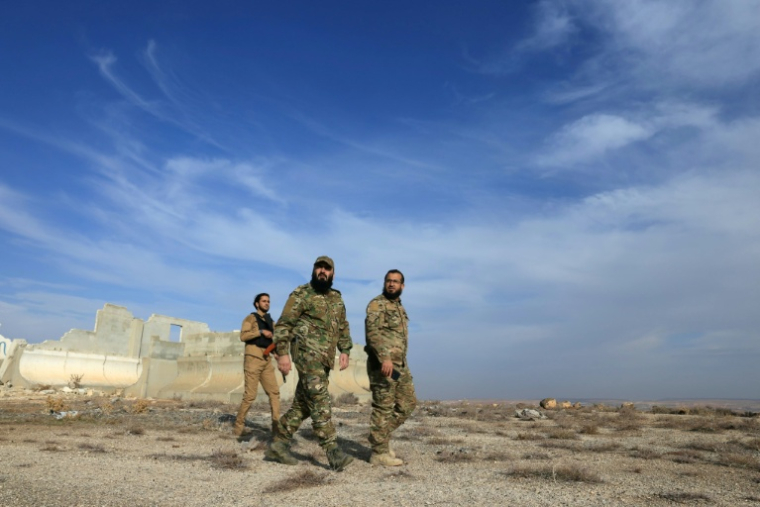 Des soldats syriens parcourent une base iranienne abandonnée, considérée comme la plus importante en Syrie avant la chute d'Assad, près d'Alep, le 4 décembre 2025 ( AFP / Bakr ALkasem )
