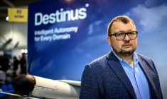 Le physicien d'origine russe et PDG de Destinus, une entreprise européenne fabriquant des drones militaires, Mikhail Kokorich, opposant au président russe Vladimir Poutine, pose sur le stand Destinus lors de la 8e édition du salon européen des drones et des systèmes autonomes à Bordeaux, dans le sud-ouest de la France, le 15 octobre 2025.  ( AFP / Christophe ARCHAMBAULT )