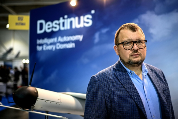 Le physicien d'origine russe et PDG de Destinus, une entreprise européenne fabriquant des drones militaires, Mikhail Kokorich, opposant au président russe Vladimir Poutine, pose sur le stand Destinus lors de la 8e édition du salon européen des drones et des systèmes autonomes à Bordeaux, dans le sud-ouest de la France, le 15 octobre 2025. ( AFP / Christophe ARCHAMBAULT )