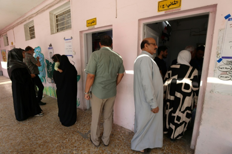 Des électeurs attendent pour voter lors des élections législatives, le 11 novembre 2025 à Bagdad, en Irak ( AFP / AHMAD AL-RUBAYE )