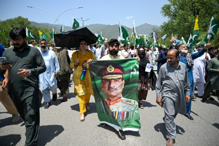 Un portrait du chef de l'armée pakistanaise, le général Asim Mounir, lors d'un rassemblement de solidarité avec les forces armées pakistanaises, à Islamabad, le 14 mai 2025 ( AFP / Aamir QURESHI )