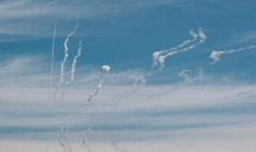 Attaques russes dans le ciel au-dessus de Pylypchatyne, dans l'est de l'Ukraine, le 12 mai 2022. ( AFP / YASUYOSHI CHIBA )