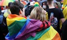 Des participants à la Marche des fiertés à Paris, le 26 juin 2021 ( AFP / THOMAS COEX )