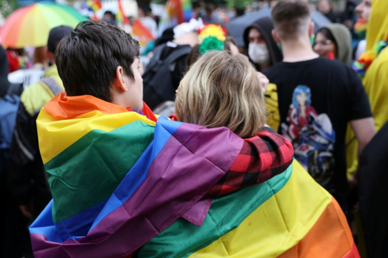 Des participants à la Marche des fiertés à Paris, le 26 juin 2021 ( AFP / THOMAS COEX )