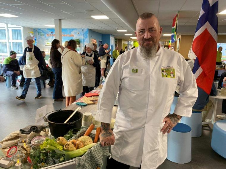 Le chef néerlandais John Spruit pose lors du championnat du monde de snert, une soupe traditionnelle aux pois cassés, et de stamppot, une épaisse purée de légumes, organisé à Groningue, aux Pays-Bas, le 18 février 2026 ( AFP / Femke COLBORNE )
