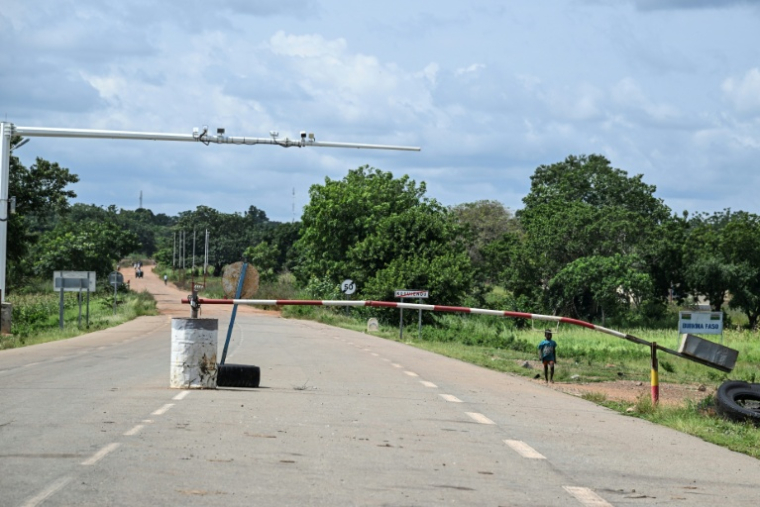 La frontière entre la Côte d'Ivoire et le Burkina Faso à Koguiénou, près de Doropo dans le nord-est de la Côte d'ivoire, le 12 octobre 2025 ( AFP / Issouf SANOGO )
