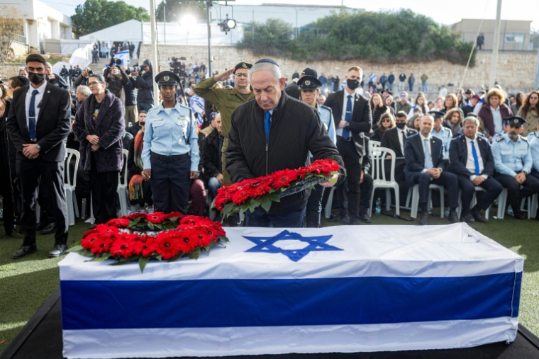 Le Premier ministre israélien Benjamin Netanyahu dépose une gerbe de fleurs sur le cercueil de Ran Gvili, lors de ses funérailles à Meitar, dans le sud d'Israël, le 28 janvier 2026 ( POOL / Chaim Goldberg )
