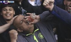 Un supporter de Manchester City s'amuse à boire les larmes des Gunners